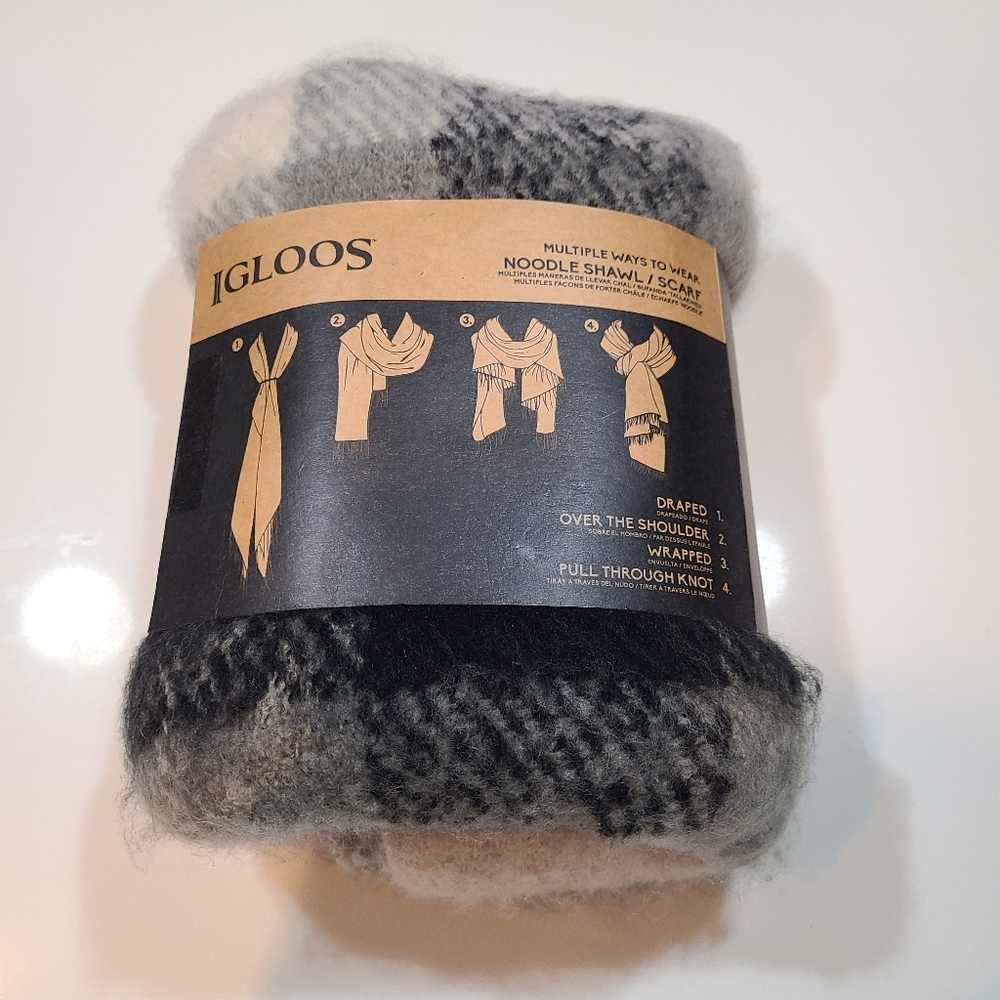 NWT Igloo Black and White Scarf In One Size